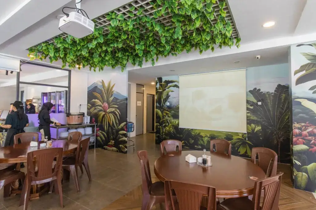 Tropical Restaurant Decor